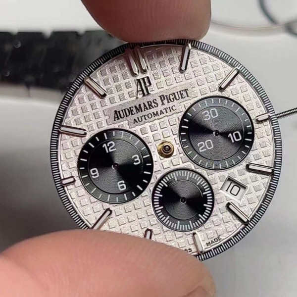 Audemars Piguet  dùng máy 1185 của cartier giúp đồng hồ có độ mỏng 12.3mm chuẩn auth ,mặt cũng được tinh chỉnh lại sắc nét nhất có thể , dây và vỏ khắc CNC cực sắc nét 