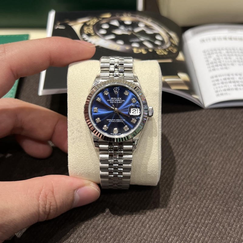 Cận cảnh mẫu đồng hồ Rolex DateJust Replica 1:1 màu xanh đính đá